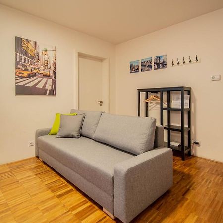 Modern Apartment With Balcony And Garage Prague Luaran gambar